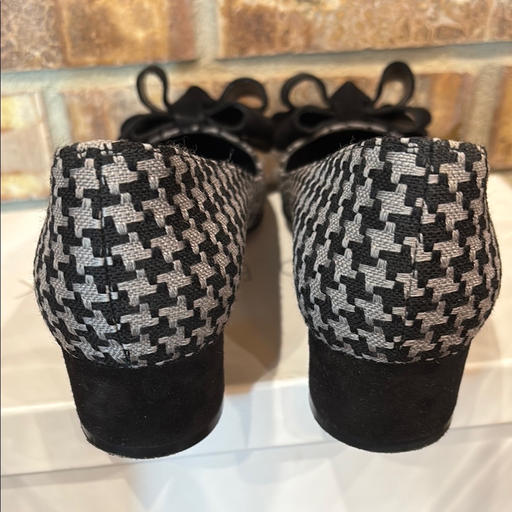 Manolo Blahnik Black and White Sophisticated Heels - Picture 3 of 6